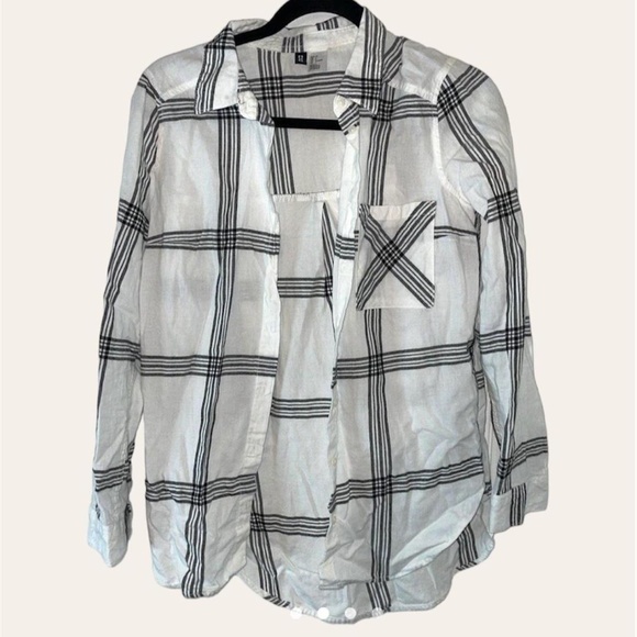 Size 4 White and Grey Long Sleeve plaid shirt from H&M - Picture 2 of 4